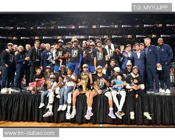 库里分享温馨家庭合照与六口之家共迎2026年幸福时刻 库里分享温馨家庭合照与六口之家共迎2026年幸福时刻